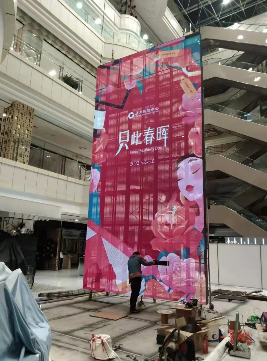 黑龙江远大购物中心P3.91室内透明屏